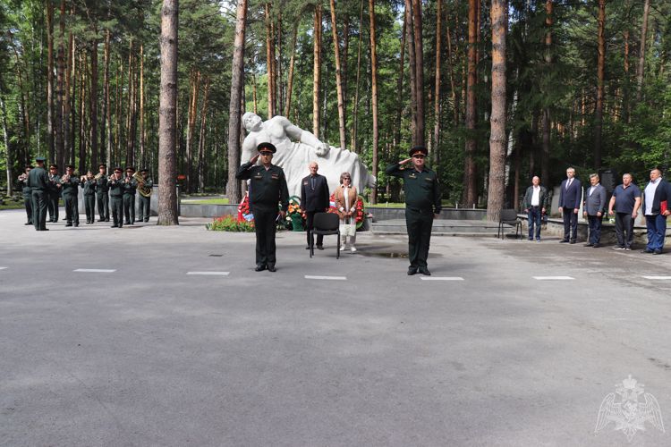 ВОЕННОСЛУЖАЩИЕ НОВОСИБИРСКОГО ВОЕННОГО ИНСТИТУТА РОСГВАРДИИ ПОЧТИЛИ ПАМЯТЬ ПЕРВОГО НАЧАЛЬНИКА УЧЕБНОГО ЗАВЕДЕНИЯ