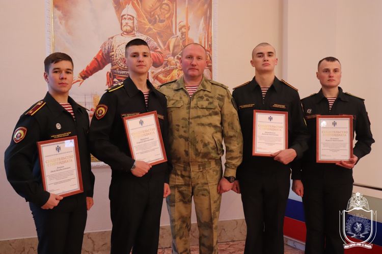 Начальником военного института вручены сертификаты курсантам о назначении стипендии Губернатора Новосибирской области