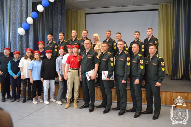 Курсанты выпускного курса попрощались с учениками подшефной школы