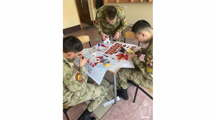 Курсанты военного института поддержали общероссийскую акцию «Окна Победы»
