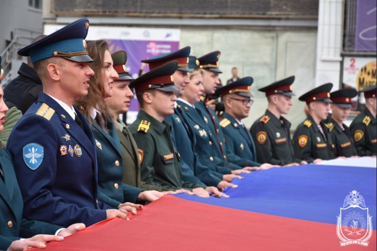 Военнослужащие Новосибирского военного института приняли участие в мероприятиях, посвященных Дню Государственного флага