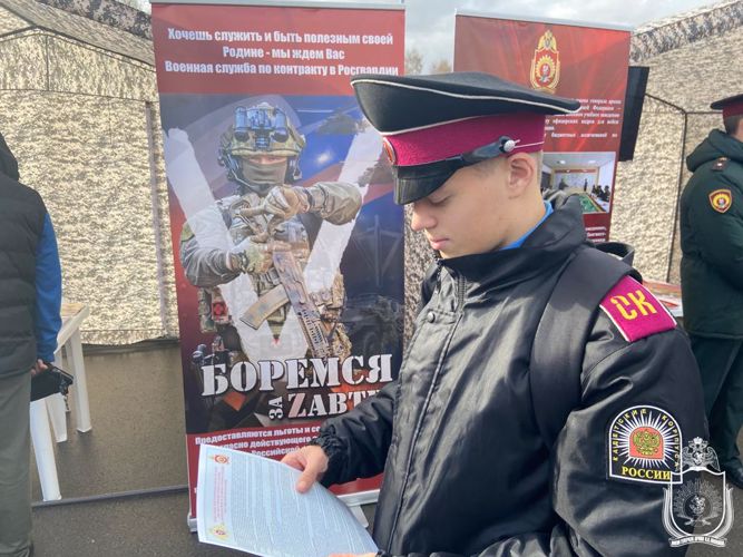 Военнослужащие Новосибирского военного института присоединились к акции «День призывника» в Новосибирске (видео)