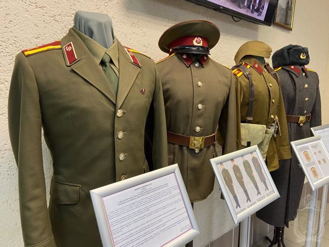 В Новосибирском военном институте собрали образцы форменного обмундирования курсантов разных времен (ВИДЕО)