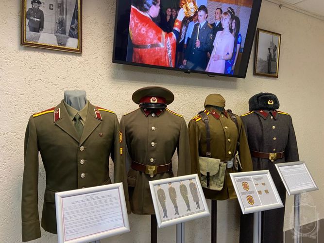 В Новосибирском военном институте собрали образцы форменного обмундирования курсантов разных времен (ВИДЕО)