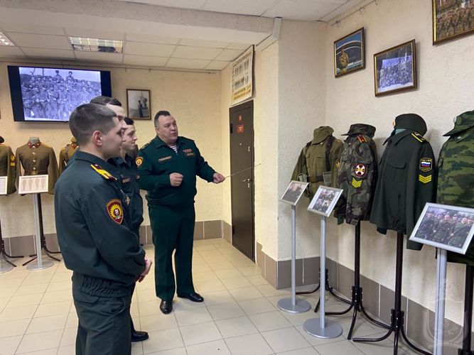 В Новосибирском военном институте собрали образцы форменного обмундирования курсантов разных времен (ВИДЕО)