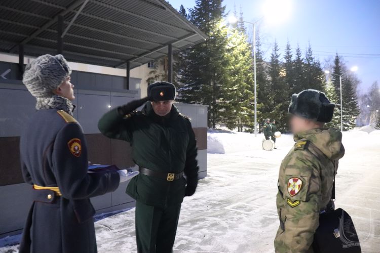 Военнослужащему Новосибирского военного института – участнику специальной военной операции вручена государственная награда