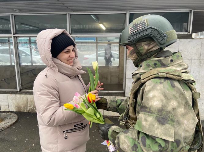 Курсанты Новосибирского военного института подарили цветы женщинам 8 Марта