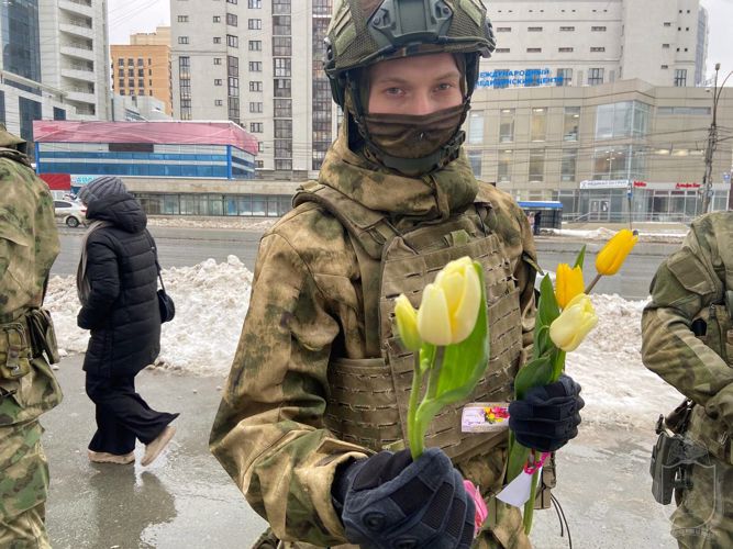 Курсанты Новосибирского военного института подарили цветы женщинам 8 Марта