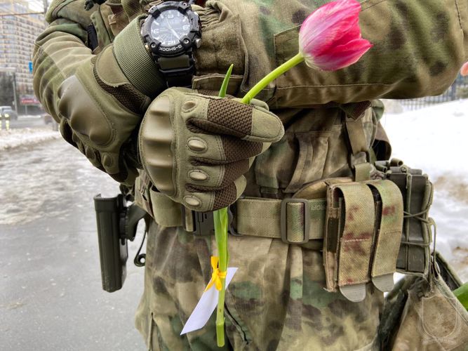Курсанты Новосибирского военного института подарили цветы женщинам 8 Марта