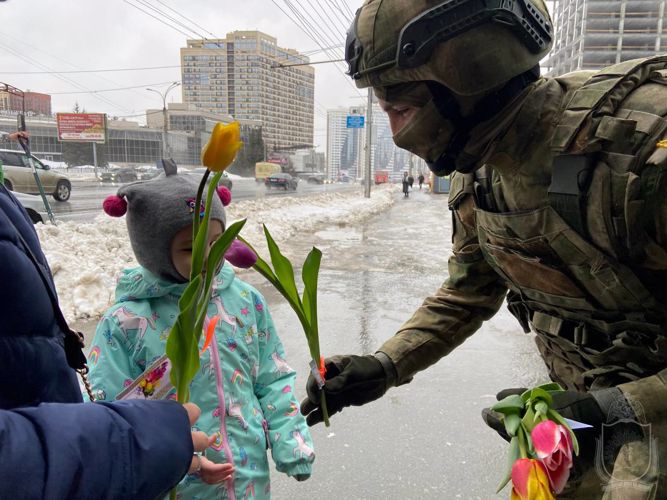 Курсанты Новосибирского военного института подарили цветы женщинам 8 Марта