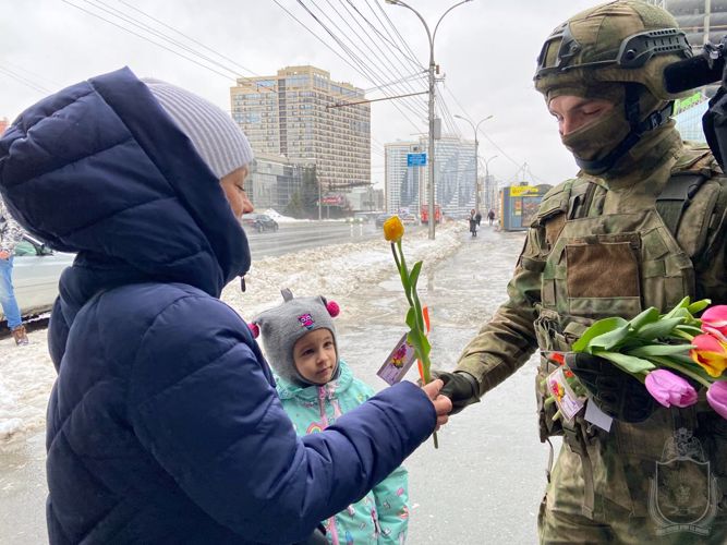 Курсанты Новосибирского военного института подарили цветы женщинам 8 Марта