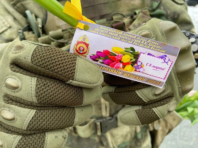Курсанты Новосибирского военного института подарили цветы женщинам 8 Марта