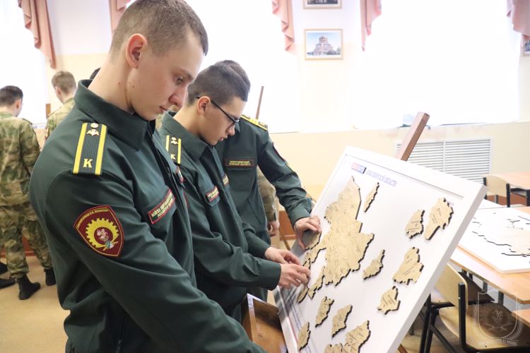 В Новосибирском военном институте прошел турнир по скоростному сбору спилс-карт
