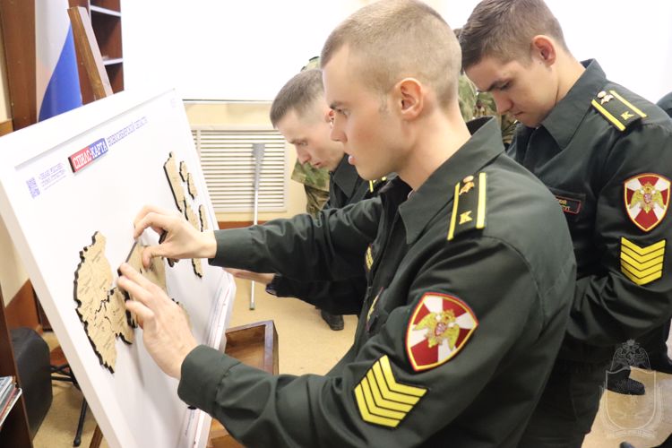 В Новосибирском военном институте прошел турнир по скоростному сбору спилс-карт