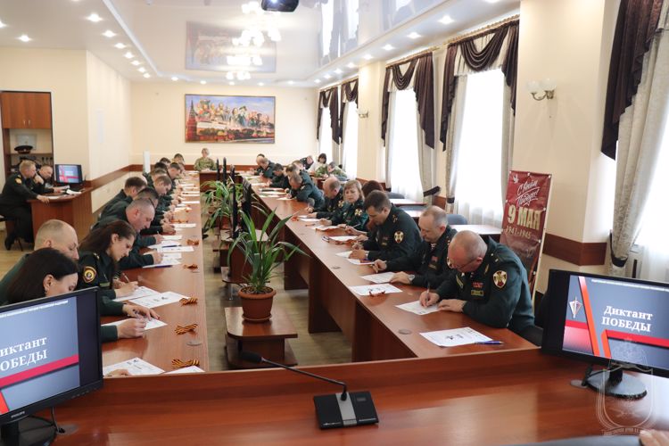 Военнослужащие военного института приняли участие в Диктанте Победы (Видео)