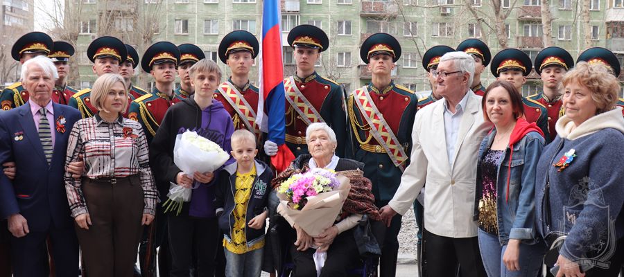 Парад у дома ветерана (Видео)
