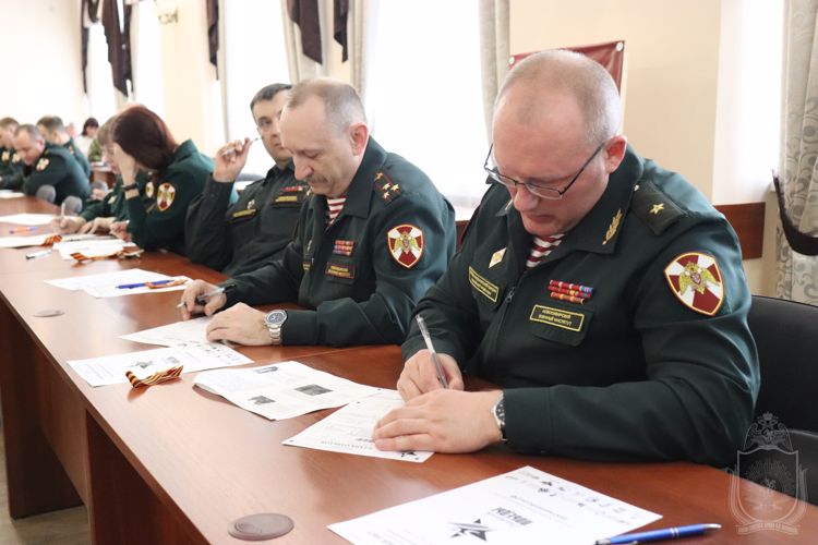 Военнослужащие военного института приняли участие в Диктанте Победы (Видео)