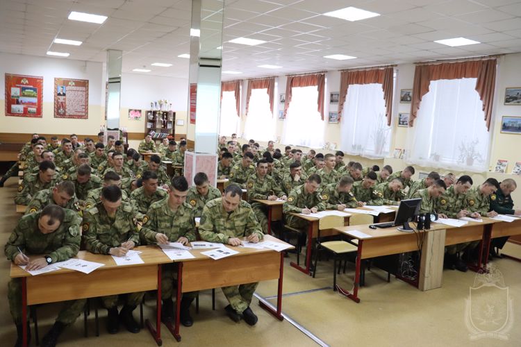 Военнослужащие военного института приняли участие в Диктанте Победы (Видео)