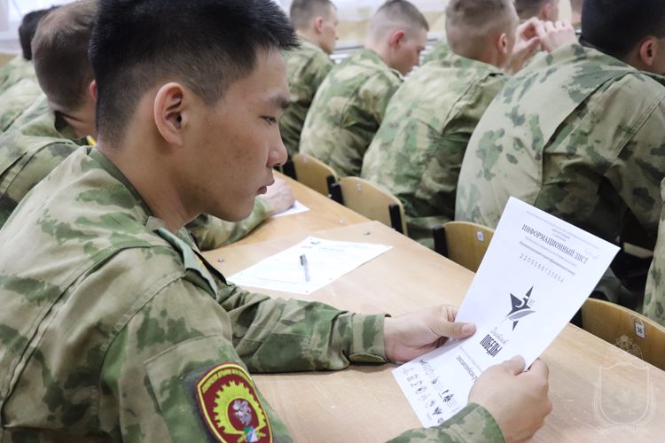 Военнослужащие военного института приняли участие в Диктанте Победы (Видео)