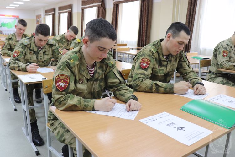 Военнослужащие военного института приняли участие в Диктанте Победы (Видео)