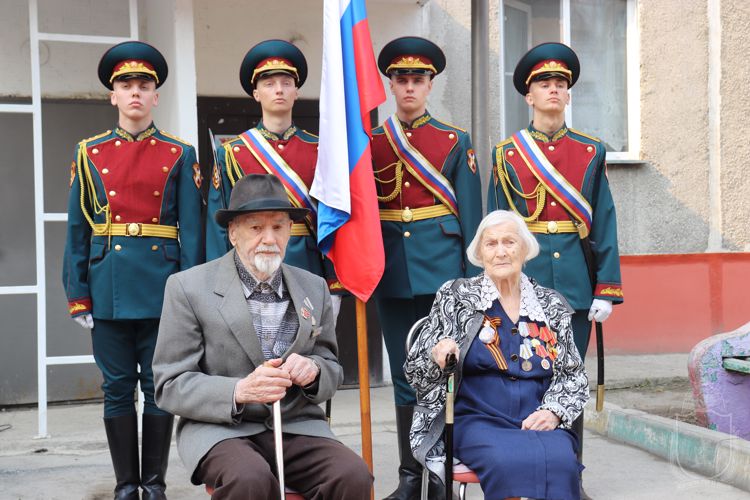 Парад у дома ветерана (Видео)