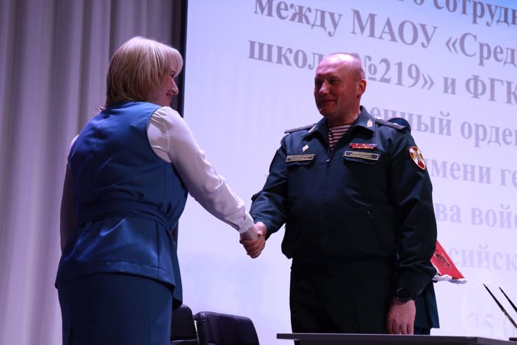 Подписание соглашения о сотрудничестве между МАОУ «СОШ №219» и НВИ