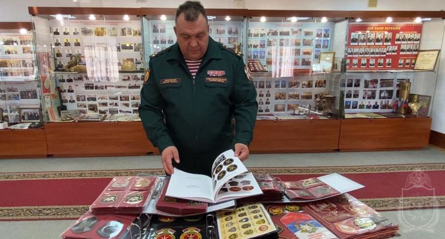 Ветеран Росгвардии собрал уникальную коллекцию нарукавных знаков, ставшую основой многотомника о символике спецподразделений России