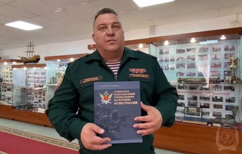 Ветеран Росгвардии собрал уникальную коллекцию нарукавных знаков, ставшую основой многотомника о символике спецподразделений России