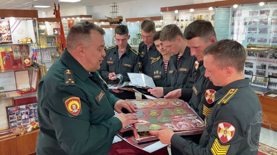 Ветеран Росгвардии собрал уникальную коллекцию нарукавных знаков, ставшую основой многотомника о символике спецподразделений России