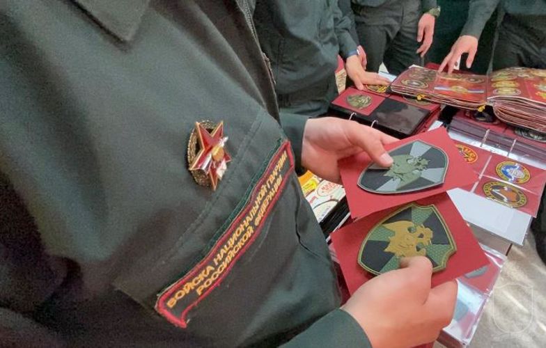 Ветеран Росгвардии собрал уникальную коллекцию нарукавных знаков, ставшую основой многотомника о символике спецподразделений России
