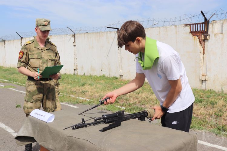 В Новосибирском военном институте для детей Октябрьского района состоялась военно-спортивная игра «Зарница»