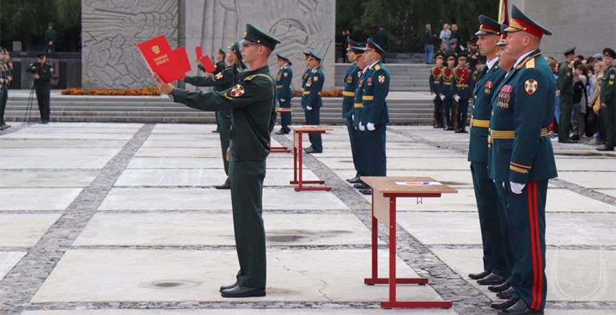 Курсанты Новосибирского военного института приняли военную присягу