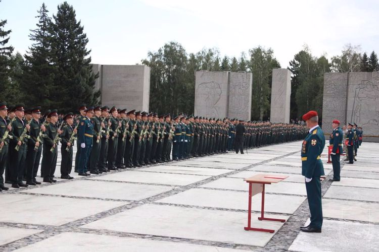 Курсанты Новосибирского военного института приняли военную присягу