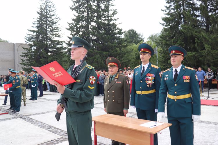 Курсанты Новосибирского военного института приняли военную присягу