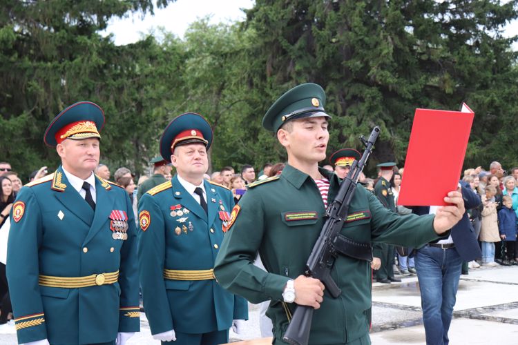Курсанты Новосибирского военного института приняли военную присягу
