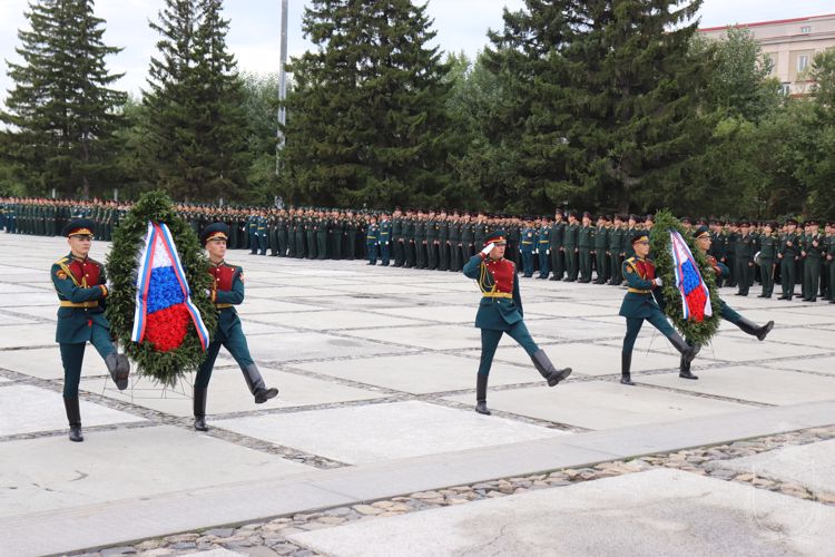 Курсанты Новосибирского военного института приняли военную присягу