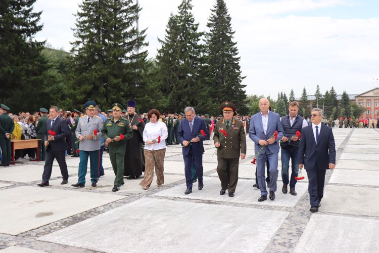Курсанты Новосибирского военного института приняли военную присягу