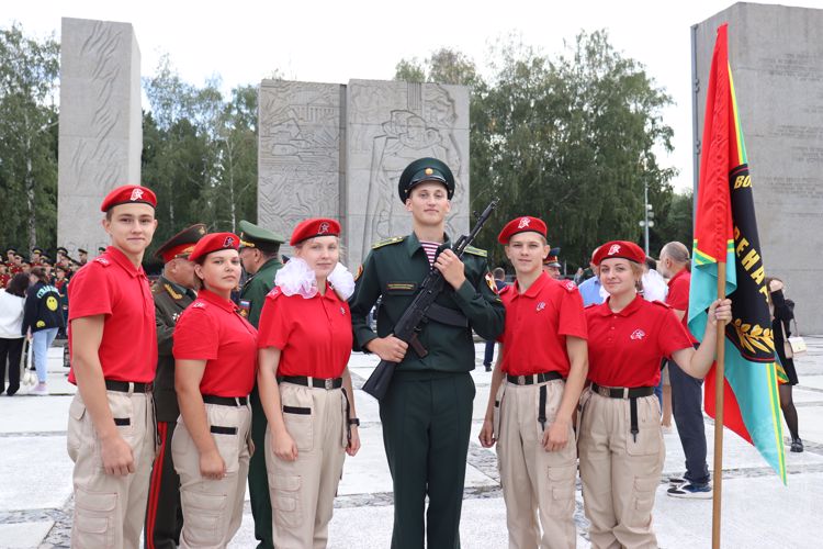 Курсанты Новосибирского военного института приняли военную присягу