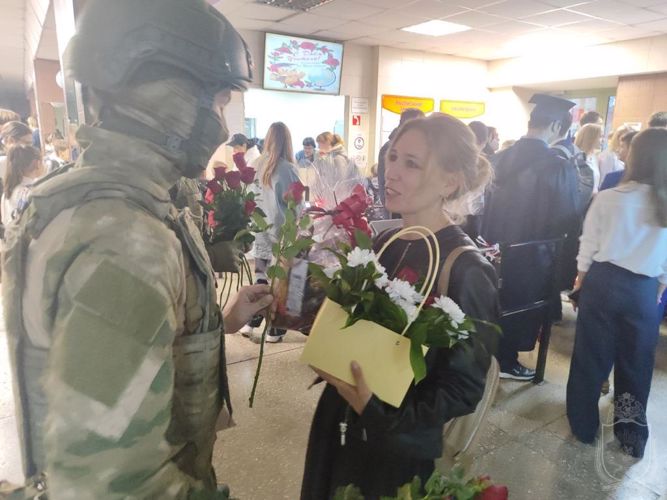 Курсанты Новосибирского военного института Росгвардии поздравили учителей подшефных школ с праздником