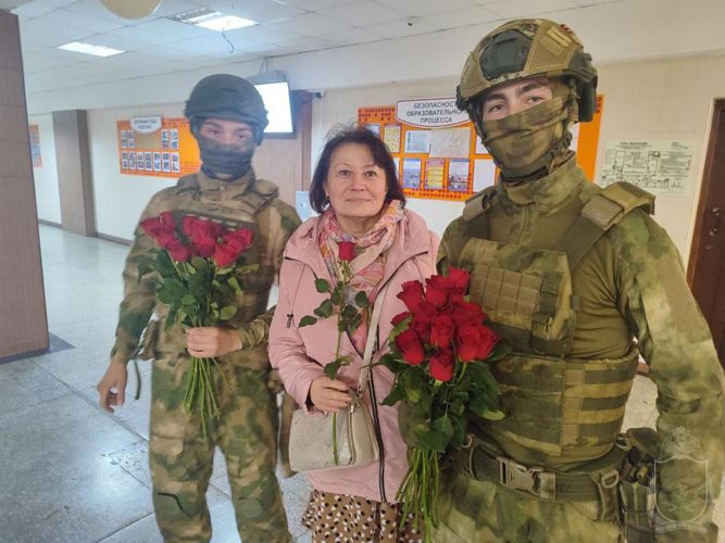 Курсанты Новосибирского военного института Росгвардии поздравили учителей подшефных школ с праздником