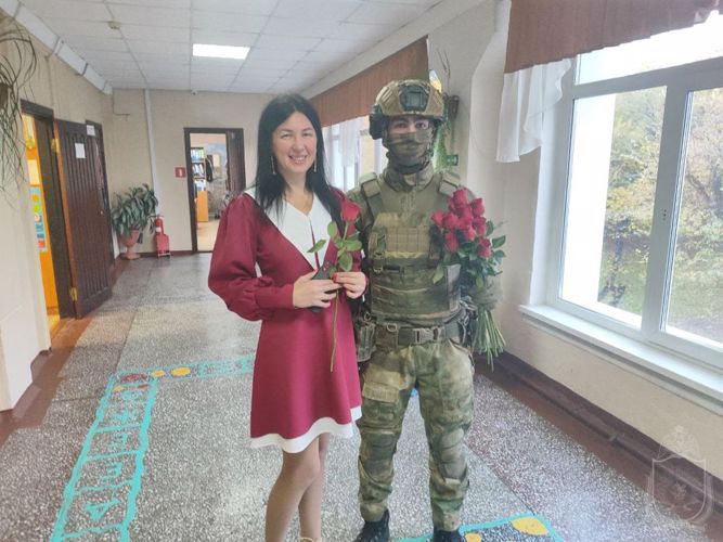 Курсанты Новосибирского военного института Росгвардии поздравили учителей подшефных школ с праздником