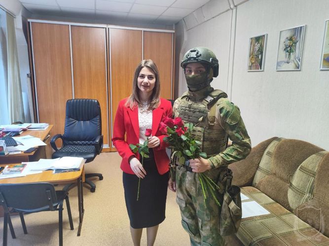 Курсанты Новосибирского военного института Росгвардии поздравили учителей подшефных школ с праздником