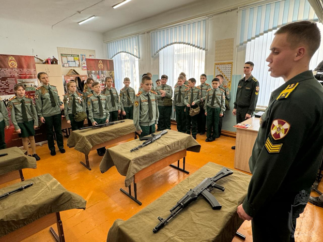 Корреспонденты телеканала «Россия 1» посетили плановые занятия курсантов и офицеров НВИ с подшефным классом Росгвардии