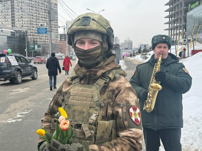 Курсанты военного института поздравили женщин Новосибирска  с Международным женским днем