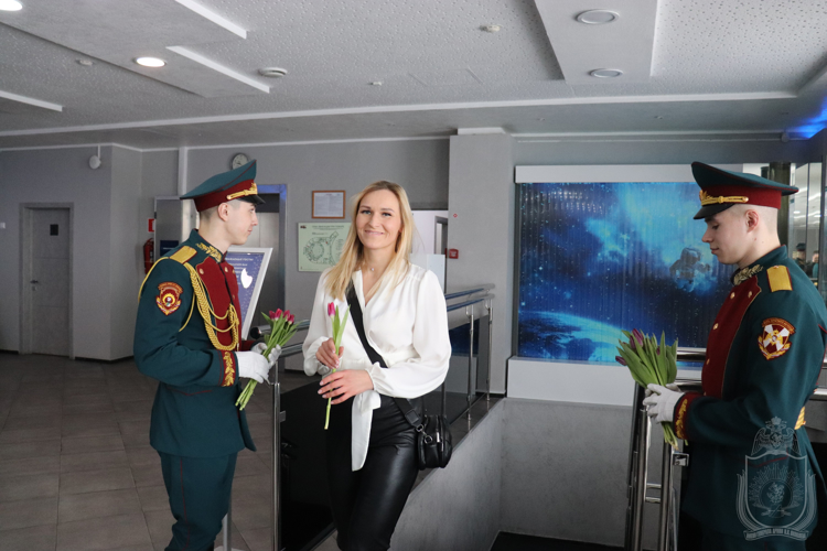 В военном институте поздравили женщин с 8 марта