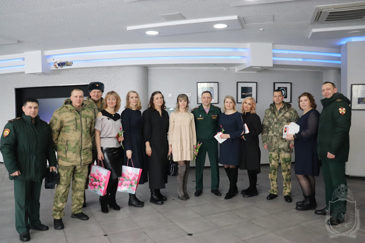 В военном институте поздравили женщин с 8 марта