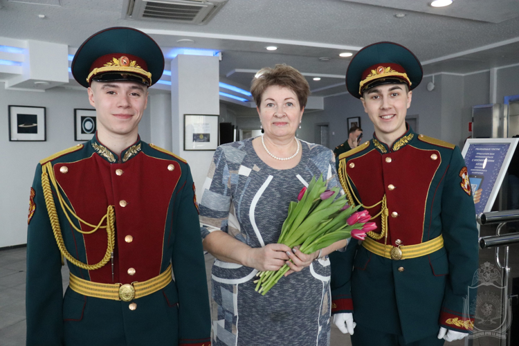В военном институте поздравили женщин с 8 марта