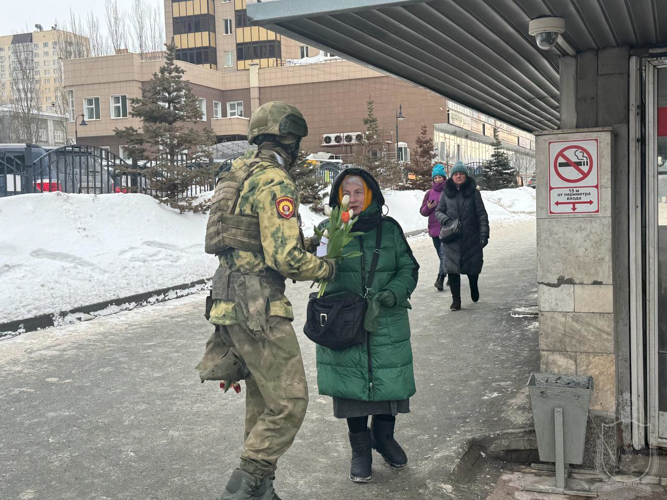 Курсанты военного института поздравили женщин Новосибирска  с Международным женским днем