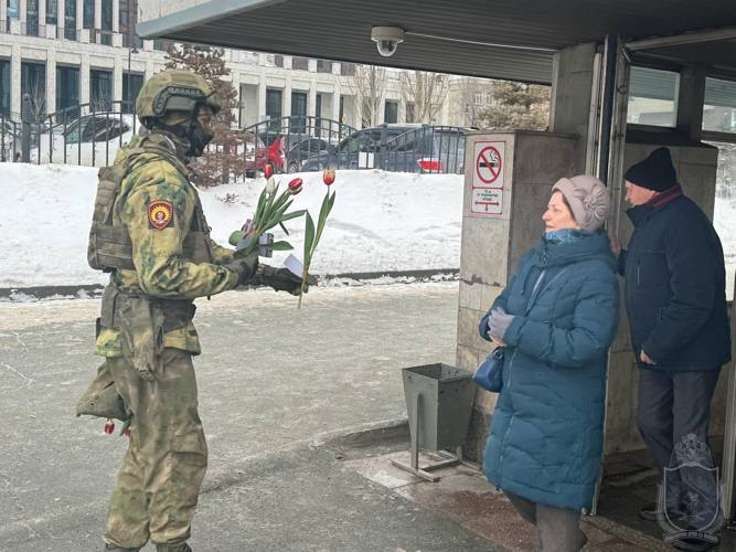 Курсанты военного института поздравили женщин Новосибирска  с Международным женским днем