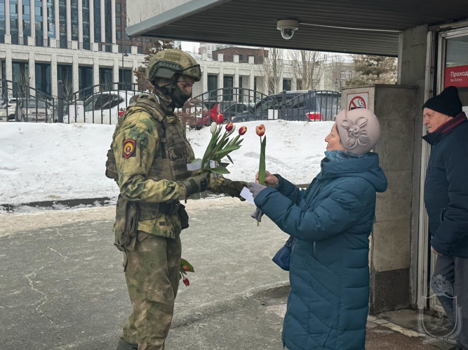Курсанты военного института поздравили женщин Новосибирска  с Международным женским днем